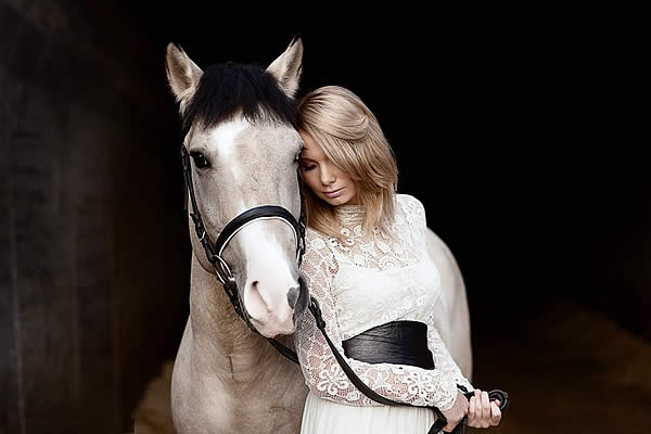 лошадь и девушка в деннике